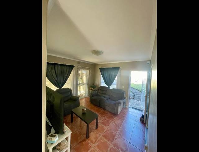 2 BEDROOM PROPERTY TO RENT IN VREDEKLOOF